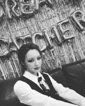 Lee Si-yeon Instagram - 드림캐쳐 칠주년 축하해 어제였지만✌🏻;;
축하해주신 분들 모두 감사하고, 늘 우리를 아껴주시는 분들 덕에 살아갑니다
생각하시는 것 보다 훨씬 더 저에게 커다란 의미와 힘이 된답니다
앞으로도 잘 해봅시다 여러분 🫰🏻