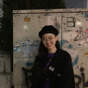 Lee Soo-min Instagram - 절대 앞머리 때문에 모자 쓴 건 아니고... . ....... ... .. ....... 하나만 고르기 어려워서 세 개 올린 것도 절대 아니고.... ........... .... .