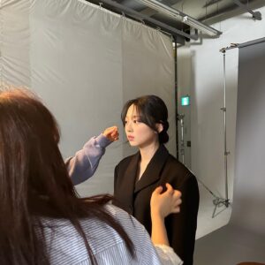 Lee Soo-min Instagram - 이끌의 (자칭) 뉴 공주님!!!!! 비하인드 사진 공유합니다!!!!! 마지막은 엠제트 셀카 with 숨팀 냐하🤍
