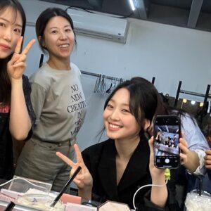 Lee Soo-min Instagram - 이끌의 (자칭) 뉴 공주님!!!!! 비하인드 사진 공유합니다!!!!! 마지막은 엠제트 셀카 with 숨팀 냐하🤍