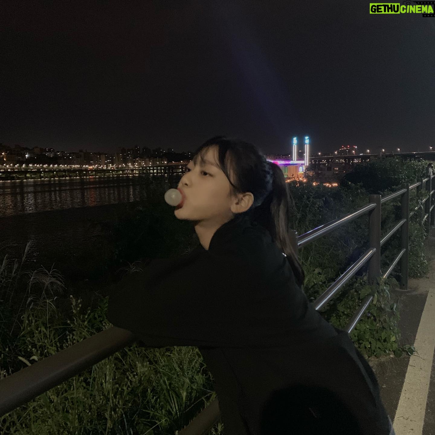 Lee Soo-min - 45.1K Likes - 촬영 틈엔 역시 한강🍂