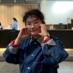 Lee Won-ji Instagram - 아니 여러분 제가 갑자기 옛날 미키시계에 빠져가지고요 쇼핑 자제력없어서 또 난리치다가 저렴하게 구했거든여 빈티지 입으면 빈티 올라오는 사람인데 또 시계 샀으니까 구색 갖춰야한다면서 워크셔츠 입고 목수하면 겉멋 난리난다면서 판단력 다 상실해서 기분째지게 쿨거래 하고 짝 빼입고 정신차려보니까 얼굴이 거의 뭐 잿빛흙빛이더라고여ㅕㅓ 결론은 뭐내면 여러분들은 퍼스달칼라고 뭐고 걍 멋대로 입으십셔 나만 황달될수엄지ㅣㅣ같이 황달해💛 #근데구제가새옷보다비쌈 #올드머니룩