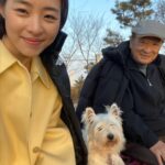 Lee Yeon-hee Instagram - ”산책“ “순둥이랑 함께 산책가보실래요?” 사랑하는 사람과 이별의 서툰 사람들. 우리 모두가 겪어야할 이야기. 올 겨울. 추위 끝자락에 촬영했던 단편드라마 #산책 짧았지만 기억에 오래 남는 촬영이었어요.. 채널 TVN 7/23 오후10:40 본방 놓치지 마세요~.💕