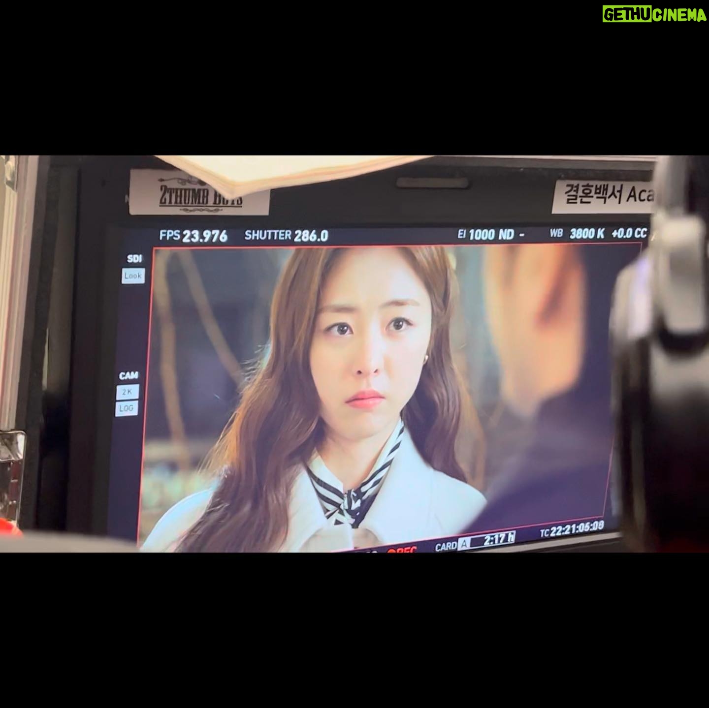 Lee Yeon-hee Instagram - 2022년 결혼백서 그리고 이제 다가올 레이스. 2023년도 기다려지는... 올 한해도 모두 고생 많았어요~. 2023년도 새해 복 많이 받으시고 모두가 더 행복해지는 한해가 되길 소망합니다.🤗 저는 곧 윤조로 인사드릴게요.😊🥰🥰🥰🥰 #디즈니플러스#레이스#이연희#문소리#홍종현#정윤호
