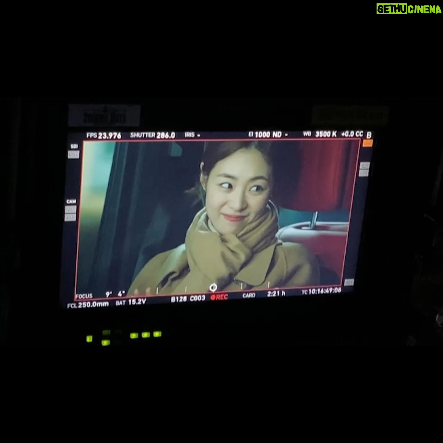 Lee Yeon-hee Instagram - 2022년 결혼백서 그리고 이제 다가올 레이스. 2023년도 기다려지는... 올 한해도 모두 고생 많았어요~. 2023년도 새해 복 많이 받으시고 모두가 더 행복해지는 한해가 되길 소망합니다.🤗 저는 곧 윤조로 인사드릴게요.😊🥰🥰🥰🥰 #디즈니플러스#레이스#이연희#문소리#홍종현#정윤호