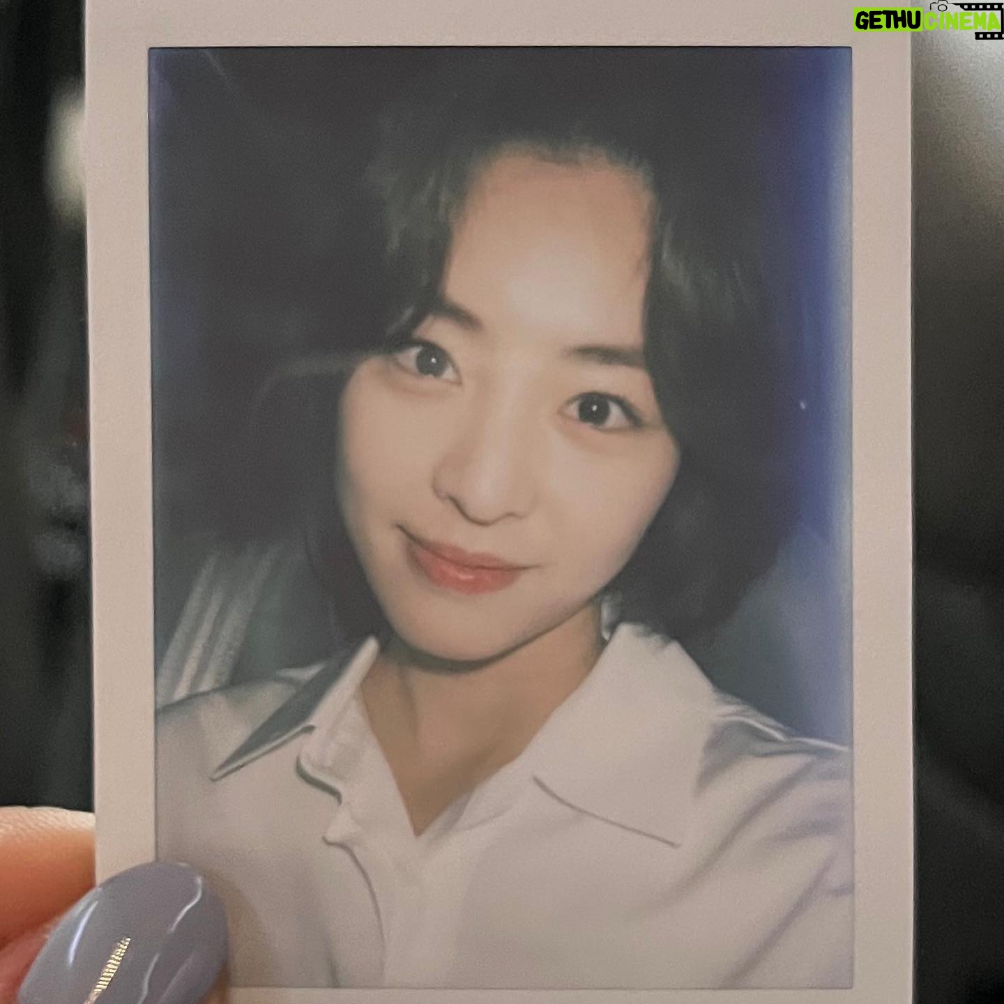Lee Yeon-hee Instagram - 2022년 결혼백서 그리고 이제 다가올 레이스. 2023년도 기다려지는... 올 한해도 모두 고생 많았어요~. 2023년도 새해 복 많이 받으시고 모두가 더 행복해지는 한해가 되길 소망합니다.🤗 저는 곧 윤조로 인사드릴게요.😊🥰🥰🥰🥰 #디즈니플러스#레이스#이연희#문소리#홍종현#정윤호