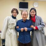Lee Yeon-hee Instagram – 어제 보구 온 갈매기~🤎
순재쌤은 정말 대단하시당😱
이번 연출과 쏘린역할까지 맡으신 순재쌤.
그리고 아르까지나 역을 찰떡같이 보인 유진언니까지.! 명품 배우분들이 많이 나와서 한번 더 봐야되능. 😄
깜짝방문이라 미쳐 만나진 못했지만 멋진 뜨레고린씨 해성오빠도 올만에 반가웠어용🤗
같이 보러 간 쭈도 올만에 즐거웠엉🥰
#연극갈매기
#이순재
#소유진
#권해성
@yujin_so @haesunghi @play_theseagull