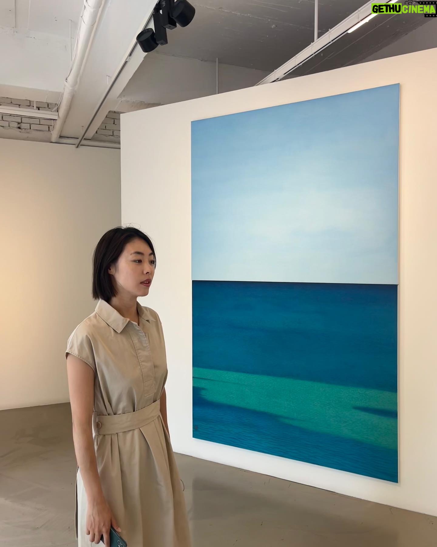 Lee Yeon-hee Instagram - 김보희작가님과의 만남.🥰 @bohie_kim 만나게 되서 영광이었어요. 직접 만나게 되니 소녀같은 마음과 겸손 하시기까지~. 더 팬이 됐습니다. 너무 좋아요 작가님😆💛 - 이번주까지 열리는 전시 놓치지 마세요. #바톤갤러리