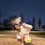 Lee Yoo-jin Instagram – 한강에 벚꽃이 왜 없징…🥺🌸