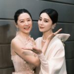 Lee Young-ae Instagram - Thank you for all the unforgettable moments~💚💙🩵😉😁 #the17thasianfilmawards #bestdresseraward #leeyoungae #zhangyimou