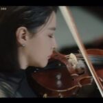 Lee Young-ae Instagram – 어렵지 않을것 같았다.
두세달정도의 기간과 그닥 어렵지않은 수준의 음악 두곡을 너무 어색하지않게 활싱크 가능한정도면 될거라 생각했다.

기본적인 자세를 잡을 수 있게 되자마자 바로 Multiple Position과 Vibrato를 병행하며 멘델스존 바이올린 협주곡 2악장을 시작하는, 정석과는 다소 거리가 먼 방식으로 레슨을 진행했는데 나도 처음 진행해보는 방식에 이런저런 시행착오가 있었지만 언니는 놀라울정도로 빠르게 습득했다.

그 모습을 보며 조금 더 욕심이 생겼나보다. 원래 하기로 했던 엔딩곡의 임팩트가 조금 아쉬운 마음이 들어 어차피 고생할 거 좀만 더 고생하자 해서 화려한 엔딩이 돋보이는 Handel-Halvorsen의 Passacaglia를 엔딩장면 곡으로 추천했는데, 촬영 약 한달 반 전쯤에 편곡이 완성된데다가 초심자가 한달만에 소화하기에는 불가능한 너무 많은 음표들과 어려운 테크닉들의 향연이었다.(심지어 너무 길었다😭) 그 바쁜 촬영일정을 소화해가며 너무나도 고생스럽게 습득해가는 언니의 모습을 보며… 나도 마음을 다잡고 더 빡세게 (될때까지)함께 연습했다. (결혼식 전날에도 레슨하고 신혼여행까지 반납🥲) 한번 레슨가면 두세시간은 기본에, 나도 힘들어하는 집요한 내 연습방법에 이정도면 분명히 너무 힘드셨을 텐데 언니는 그 시간들을 견뎌냈고 결국 이렇게 멋지게 해내셨다.(나중에 웃으시며 그때 진희쌤 성격나온거 다봤다며..😂)

게다가 멘델스존 바이올린 연주씬 촬영일정이 맨 마지막으로 딜레이가 되어 파사칼리아 시작하고는 손도 못댄 채 촬영을 진행했지만 처음에 멘델스존을 워낙 열심히 해놔서인지 몸이 기억하고 계셨다. 너무 다행히도. 🥹

사실 두곡 다 원래 훨~씬 더 자연스럽고 능숙한 모습으로 하셨었는데 저 두 곡을 촬영할 당시 둘다 일정이 너무 바빠서 마지막 스퍼트를 더 밟지못한게 못내 아쉽지만, 나의 소리와(언니 파트는 내가 녹음했다☺️) 대역없이 소화하신 언니의 연주로 더할 나위없이 멋지게 완성된 연주 장면을 보며 나조차도 감복할 정도의 열정으로 보이지 않는 곳에서도 끊임없이 노력하는 언니의 모습과 지난 1년간의 시간들이 또 하나의 잊지못할 감사한 추억으로 자리매김했다. (지금은 기억속에서 미화되었지만 진정 전쟁이었다🔥)