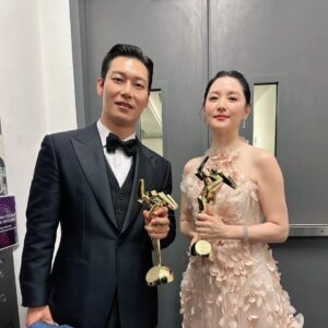 Lee Young-ae Instagram - Thank you for all the unforgettable moments~💚💙🩵😉😁
#the17thasianfilmawards 
#bestdresseraward 
#leeyoungae 
#zhangyimou