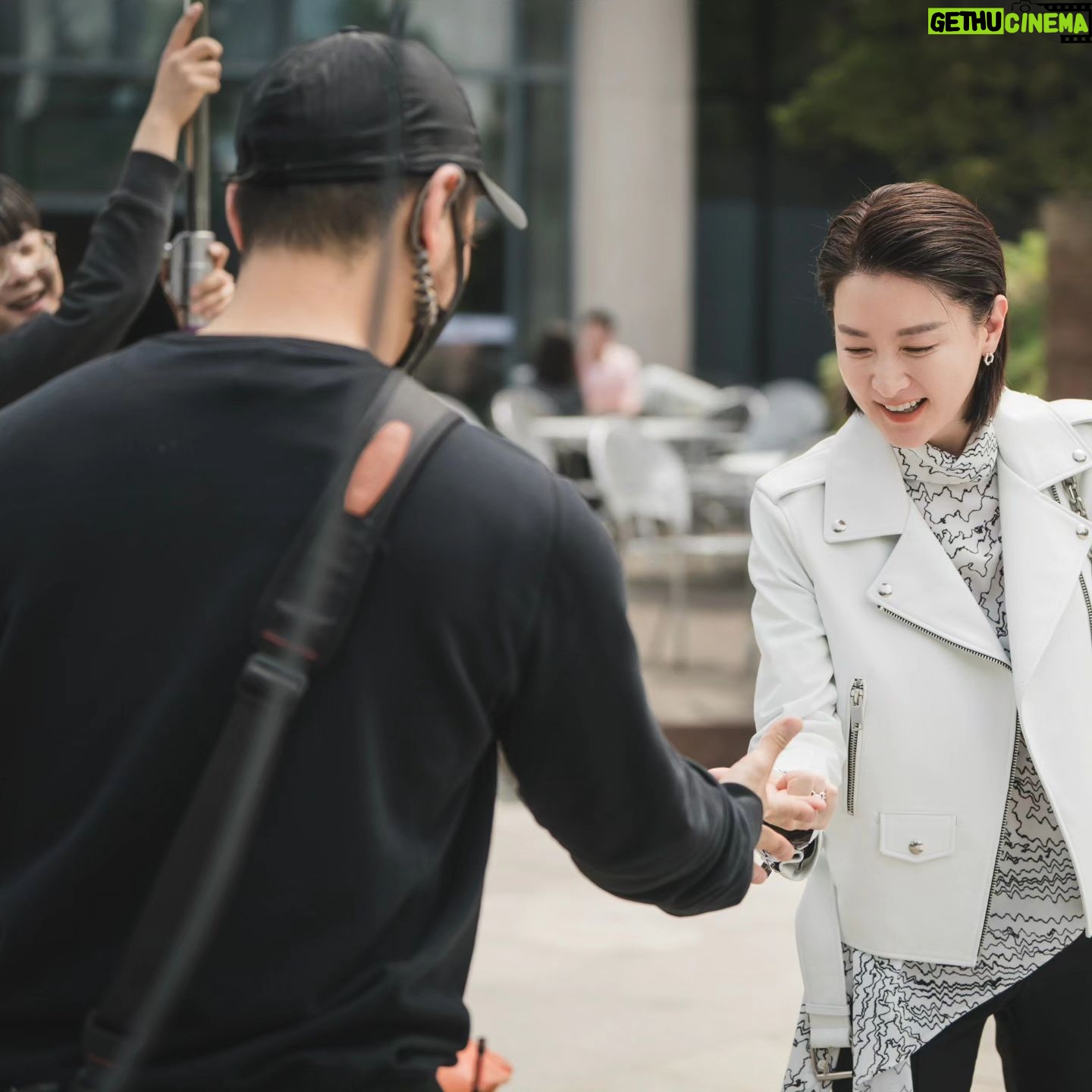 Lee Young-ae Instagram - 그리운 촬영현장~ 모두모두 보고싶어요💕🙆♀️ 오늘도 본방사수~~~ #마에스트라 #tvn ( 토,일 ) 저녁9시20분