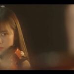 Lee Young-ae Instagram – 어렵지 않을것 같았다.
두세달정도의 기간과 그닥 어렵지않은 수준의 음악 두곡을 너무 어색하지않게 활싱크 가능한정도면 될거라 생각했다.

기본적인 자세를 잡을 수 있게 되자마자 바로 Multiple Position과 Vibrato를 병행하며 멘델스존 바이올린 협주곡 2악장을 시작하는, 정석과는 다소 거리가 먼 방식으로 레슨을 진행했는데 나도 처음 진행해보는 방식에 이런저런 시행착오가 있었지만 언니는 놀라울정도로 빠르게 습득했다.

그 모습을 보며 조금 더 욕심이 생겼나보다. 원래 하기로 했던 엔딩곡의 임팩트가 조금 아쉬운 마음이 들어 어차피 고생할 거 좀만 더 고생하자 해서 화려한 엔딩이 돋보이는 Handel-Halvorsen의 Passacaglia를 엔딩장면 곡으로 추천했는데, 촬영 약 한달 반 전쯤에 편곡이 완성된데다가 초심자가 한달만에 소화하기에는 불가능한 너무 많은 음표들과 어려운 테크닉들의 향연이었다.(심지어 너무 길었다😭) 그 바쁜 촬영일정을 소화해가며 너무나도 고생스럽게 습득해가는 언니의 모습을 보며… 나도 마음을 다잡고 더 빡세게 (될때까지)함께 연습했다. (결혼식 전날에도 레슨하고 신혼여행까지 반납🥲) 한번 레슨가면 두세시간은 기본에, 나도 힘들어하는 집요한 내 연습방법에 이정도면 분명히 너무 힘드셨을 텐데 언니는 그 시간들을 견뎌냈고 결국 이렇게 멋지게 해내셨다.(나중에 웃으시며 그때 진희쌤 성격나온거 다봤다며..😂)

게다가 멘델스존 바이올린 연주씬 촬영일정이 맨 마지막으로 딜레이가 되어 파사칼리아 시작하고는 손도 못댄 채 촬영을 진행했지만 처음에 멘델스존을 워낙 열심히 해놔서인지 몸이 기억하고 계셨다. 너무 다행히도. 🥹

사실 두곡 다 원래 훨~씬 더 자연스럽고 능숙한 모습으로 하셨었는데 저 두 곡을 촬영할 당시 둘다 일정이 너무 바빠서 마지막 스퍼트를 더 밟지못한게 못내 아쉽지만, 나의 소리와(언니 파트는 내가 녹음했다☺️) 대역없이 소화하신 언니의 연주로 더할 나위없이 멋지게 완성된 연주 장면을 보며 나조차도 감복할 정도의 열정으로 보이지 않는 곳에서도 끊임없이 노력하는 언니의 모습과 지난 1년간의 시간들이 또 하나의 잊지못할 감사한 추억으로 자리매김했다. (지금은 기억속에서 미화되었지만 진정 전쟁이었다🔥)