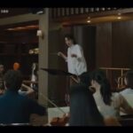 Lee Young-ae Instagram – 어렵지 않을것 같았다.
두세달정도의 기간과 그닥 어렵지않은 수준의 음악 두곡을 너무 어색하지않게 활싱크 가능한정도면 될거라 생각했다.

기본적인 자세를 잡을 수 있게 되자마자 바로 Multiple Position과 Vibrato를 병행하며 멘델스존 바이올린 협주곡 2악장을 시작하는, 정석과는 다소 거리가 먼 방식으로 레슨을 진행했는데 나도 처음 진행해보는 방식에 이런저런 시행착오가 있었지만 언니는 놀라울정도로 빠르게 습득했다.

그 모습을 보며 조금 더 욕심이 생겼나보다. 원래 하기로 했던 엔딩곡의 임팩트가 조금 아쉬운 마음이 들어 어차피 고생할 거 좀만 더 고생하자 해서 화려한 엔딩이 돋보이는 Handel-Halvorsen의 Passacaglia를 엔딩장면 곡으로 추천했는데, 촬영 약 한달 반 전쯤에 편곡이 완성된데다가 초심자가 한달만에 소화하기에는 불가능한 너무 많은 음표들과 어려운 테크닉들의 향연이었다.(심지어 너무 길었다😭) 그 바쁜 촬영일정을 소화해가며 너무나도 고생스럽게 습득해가는 언니의 모습을 보며… 나도 마음을 다잡고 더 빡세게 (될때까지)함께 연습했다. (결혼식 전날에도 레슨하고 신혼여행까지 반납🥲) 한번 레슨가면 두세시간은 기본에, 나도 힘들어하는 집요한 내 연습방법에 이정도면 분명히 너무 힘드셨을 텐데 언니는 그 시간들을 견뎌냈고 결국 이렇게 멋지게 해내셨다.(나중에 웃으시며 그때 진희쌤 성격나온거 다봤다며..😂)

게다가 멘델스존 바이올린 연주씬 촬영일정이 맨 마지막으로 딜레이가 되어 파사칼리아 시작하고는 손도 못댄 채 촬영을 진행했지만 처음에 멘델스존을 워낙 열심히 해놔서인지 몸이 기억하고 계셨다. 너무 다행히도. 🥹

사실 두곡 다 원래 훨~씬 더 자연스럽고 능숙한 모습으로 하셨었는데 저 두 곡을 촬영할 당시 둘다 일정이 너무 바빠서 마지막 스퍼트를 더 밟지못한게 못내 아쉽지만, 나의 소리와(언니 파트는 내가 녹음했다☺️) 대역없이 소화하신 언니의 연주로 더할 나위없이 멋지게 완성된 연주 장면을 보며 나조차도 감복할 정도의 열정으로 보이지 않는 곳에서도 끊임없이 노력하는 언니의 모습과 지난 1년간의 시간들이 또 하나의 잊지못할 감사한 추억으로 자리매김했다. (지금은 기억속에서 미화되었지만 진정 전쟁이었다🔥)