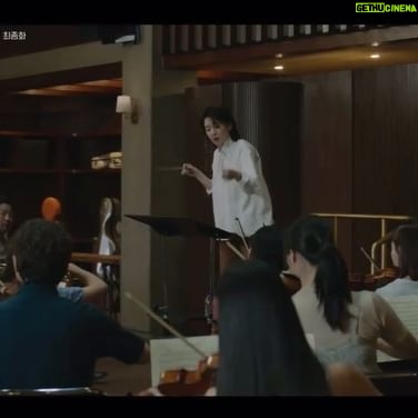 Lee Young-ae Instagram - 어렵지 않을것 같았다. 두세달정도의 기간과 그닥 어렵지않은 수준의 음악 두곡을 너무 어색하지않게 활싱크 가능한정도면 될거라 생각했다. 기본적인 자세를 잡을 수 있게 되자마자 바로 Multiple Position과 Vibrato를 병행하며 멘델스존 바이올린 협주곡 2악장을 시작하는, 정석과는 다소 거리가 먼 방식으로 레슨을 진행했는데 나도 처음 진행해보는 방식에 이런저런 시행착오가 있었지만 언니는 놀라울정도로 빠르게 습득했다. 그 모습을 보며 조금 더 욕심이 생겼나보다. 원래 하기로 했던 엔딩곡의 임팩트가 조금 아쉬운 마음이 들어 어차피 고생할 거 좀만 더 고생하자 해서 화려한 엔딩이 돋보이는 Handel-Halvorsen의 Passacaglia를 엔딩장면 곡으로 추천했는데, 촬영 약 한달 반 전쯤에 편곡이 완성된데다가 초심자가 한달만에 소화하기에는 불가능한 너무 많은 음표들과 어려운 테크닉들의 향연이었다.(심지어 너무 길었다😭) 그 바쁜 촬영일정을 소화해가며 너무나도 고생스럽게 습득해가는 언니의 모습을 보며… 나도 마음을 다잡고 더 빡세게 (될때까지)함께 연습했다. (결혼식 전날에도 레슨하고 신혼여행까지 반납🥲) 한번 레슨가면 두세시간은 기본에, 나도 힘들어하는 집요한 내 연습방법에 이정도면 분명히 너무 힘드셨을 텐데 언니는 그 시간들을 견뎌냈고 결국 이렇게 멋지게 해내셨다.(나중에 웃으시며 그때 진희쌤 성격나온거 다봤다며..😂) 게다가 멘델스존 바이올린 연주씬 촬영일정이 맨 마지막으로 딜레이가 되어 파사칼리아 시작하고는 손도 못댄 채 촬영을 진행했지만 처음에 멘델스존을 워낙 열심히 해놔서인지 몸이 기억하고 계셨다. 너무 다행히도. 🥹 사실 두곡 다 원래 훨~씬 더 자연스럽고 능숙한 모습으로 하셨었는데 저 두 곡을 촬영할 당시 둘다 일정이 너무 바빠서 마지막 스퍼트를 더 밟지못한게 못내 아쉽지만, 나의 소리와(언니 파트는 내가 녹음했다☺️) 대역없이 소화하신 언니의 연주로 더할 나위없이 멋지게 완성된 연주 장면을 보며 나조차도 감복할 정도의 열정으로 보이지 않는 곳에서도 끊임없이 노력하는 언니의 모습과 지난 1년간의 시간들이 또 하나의 잊지못할 감사한 추억으로 자리매김했다. (지금은 기억속에서 미화되었지만 진정 전쟁이었다🔥)