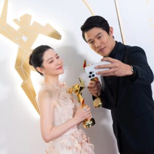 Lee Young-ae Instagram - Thank you for all the unforgettable moments~💚💙🩵😉😁
#the17thasianfilmawards 
#bestdresseraward 
#leeyoungae 
#zhangyimou
