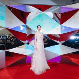 Lee Young-ae Instagram - Thank you for all the unforgettable moments~💚💙🩵😉😁
#the17thasianfilmawards 
#bestdresseraward 
#leeyoungae 
#zhangyimou
