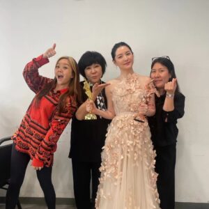 Lee Young-ae Instagram - Thank you for all the unforgettable moments~💚💙🩵😉😁
#the17thasianfilmawards 
#bestdresseraward 
#leeyoungae 
#zhangyimou
