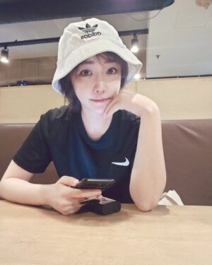 Lee Yu-ri Instagram - 운동가기전 👟

#이유리#leeyuri