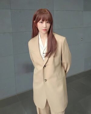 Lee Yu-ri Instagram - 촬영 🤗

#이유리#leeyuri#촬영