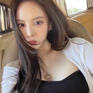Lee Yul-eum Instagram - 내가 좋아하는 것들 초콜렛 하얀달 맑은 하늘 구름 그리고 나의 다크서클