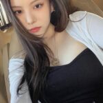 Lee Yul-eum Instagram - 내가 좋아하는 것들 초콜렛 하얀달 맑은 하늘 구름 그리고 나의 다크서클