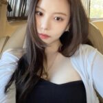 Lee Yul-eum Instagram - 내가 좋아하는 것들 초콜렛 하얀달 맑은 하늘 구름 그리고 나의 다크서클