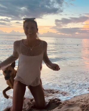 Leila George Instagram - Caribbean Queen 🐕