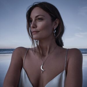 Leila George Instagram - 🌙 This is my favorite piece from the new MOONLIGHT collection by @paspaleypearls . Beautifully dreamy and elegant. 
#Paspaley #paspaleymoonlight