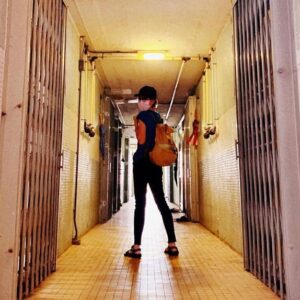 Leila Tong Instagram - 尋日喺fb見到昔日香港page，問有冇試過「跳樓梯」？嗰幅相係影住條屋村樓梯。嘩～啲回憶返晒嚟😌其實以前住屋村，真有好多遊戲玩！好多人都唔刪鐵閘，可以隨時過隔離屋玩。如果夠多人就可以玩「捉」，我住果幢係Y型，冇井型睇得咁通，其實都幾難捉！我哋嗰玩法多數係喺限定時間，三層內「捉」。有時人多，就會有兩個人負責「捉」！我相信好多跳樓梯叻嘅人，都係去玩呢個遊戲嘅時候練到！我自問係渣嗰啲，又驚跳樓梯，所以好快就會俾人捉到！🤣
你哋又玩過咩遊戲呢？分享嚟聽吓！😏