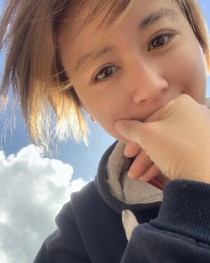 Leila Tong Instagram - 早晨呀！香港仲打緊風，你哋屋企點呀？屋企夠唔夠食物呀？今朝睇到好多人屋企爆咗玻璃😥，希望你哋個個都安全啦！🙏🏼你哋今日有咩打算呀？不如我一陣香港時間早上10點開個Live，大家入嚟傾吓偈吖？！☺️

#有冇留意到其實我呢邊都好大風😅