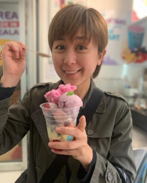 Leila Tong Instagram - 第4個2歲啦～🎉呢一年係特別需要感恩嘅一年🙌🏼有幸可以係一個唔太熟悉嘅地方試啲新嘢，學吓做人！🤓我覺得自己真係好似2歲咁👧🏻！遇到有好多唔識嘅嘢，未見過嘅嘢，亦開始培養好奇心！感恩身邊有好多人支持同照顧我呢個牛高馬大，但得2歲嘅人🤪！
多謝你哋呀～❤️
亦要特別多謝我媽咪！祝妳生我快樂❤️

#尋晚朋友請我食好好食日本餐😋
#仲食到自家製千層榴槤蛋糕大癲