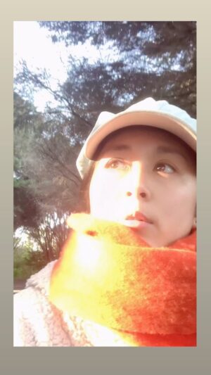 Leila Tong Instagram - 我相信任何人都有權Emo
可以有原因
亦可以無緣無故
它是你的一部份
你是可以好好的和它相處
了解它
接受它
也許在現實世界裏
許多人都不經不覺活成別人想看的樣子
而「它」
是來喚醒真正的你
請好好的愛護這個真實的它／你
❤️

#emo 
#selflove