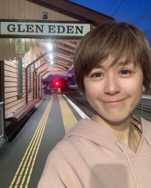 Leila Tong Instagram - 呢度嘅火車站新嘅可以好新，舊嘅可以舊到好似去咗大埔墟嗰個火車博物館咁！😁嚟緊不如拍條片遊火車河🚝好唔好？🤔