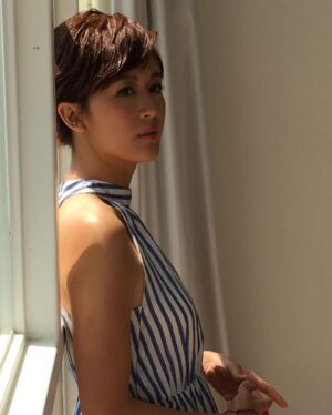 Leila Tong Instagram - 在表演行業裡，經常都要用不同的形象示人。今天長頭髮，明天短頭髮，後天又把頭髮駁長。
不同的形象和角色，也會給我的性格帶來影響。如果我在演一些爽朗的角色時，我那段時間也會變得爽朗。我試過在演一些憂愁的角色的時候，那段時間我也真的變得多愁善感。
其實演戲的時候，個人的情緒也會受到一定程度的衝擊，而且這個影響是不由自主的。
和自己相處這麼多年，一直都任由角色帶領，很少去觀察自己。現在做YouTube，大部份時間都在做自己，也開始認識「自己」的性格。可能因為做過太多不同角色，有時會感受到，一些好像不是自己的性格，就像是某一些角色殘留了在我體內。有些事好的，有些事壞的。我覺得這些都要好好處理，才能建立真正的「自己」。