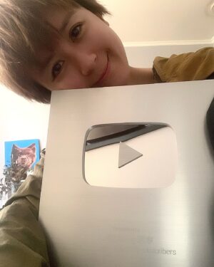 Leila Tong Instagram - 我就用呢一張想做2023年嘅總結吧！本來打算用一啲電話相簿入面，有關呢一年嘅相㗎！但搵搵吓先發現，原來啱用嘅相唔多，同埋原來我今年唔係影咗好多相😅因為我用咗好多時間擺喺個YouTube Channel度，我計返條數，呢一年我出咗48條片，做咗64次live。雖然作為一個YouTuber嚟講，呢個數字絕對唔算多。但就係用咗我呢一年嘅時間。新一年，我個Channel會有啲變化，有啲咩變化，我就唔喺度講喇！因為之前都喺我嘅片度講過（未睇嘅，唔該快啲睇吖！🤪）另外，我希望自己可以學一啲新嘢！有啲嘢已經諗好要去學，有啲就未知，就即管睇吓呢一年會遇到啲咩新事物啦！😊

你哋新一年又有冇啲乜嘢目標呀？❤️