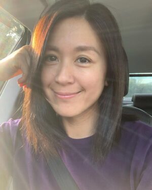 Leila Tong Instagram - 在表演行業裡，經常都要用不同的形象示人。今天長頭髮，明天短頭髮，後天又把頭髮駁長。
不同的形象和角色，也會給我的性格帶來影響。如果我在演一些爽朗的角色時，我那段時間也會變得爽朗。我試過在演一些憂愁的角色的時候，那段時間我也真的變得多愁善感。
其實演戲的時候，個人的情緒也會受到一定程度的衝擊，而且這個影響是不由自主的。
和自己相處這麼多年，一直都任由角色帶領，很少去觀察自己。現在做YouTube，大部份時間都在做自己，也開始認識「自己」的性格。可能因為做過太多不同角色，有時會感受到，一些好像不是自己的性格，就像是某一些角色殘留了在我體內。有些事好的，有些事壞的。我覺得這些都要好好處理，才能建立真正的「自己」。