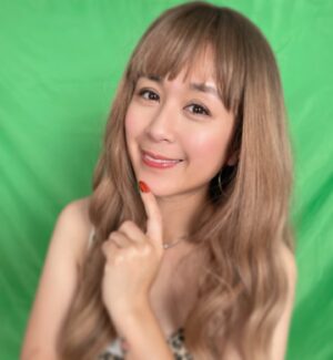 Leila Tong Instagram - 新工作-做演員🤪正呀～😝
最近參與嘅新Channel（個Channel唔係我嘅😊），真係可以過到我前所未過過嘅戲癮喇～🤪
記得導演俾我睇啲劇本嘅時候，我笑到癲咗🤣，但同時又好緊張🫣！全英文喎！我喎！😵‍💫而且自問自己唔係一個喜劇演員，我成日覺得自己轉數慢，反應又慢。點樣喺一條得幾十秒嘅短片，好精準咁做到需要嘅效果呢？
但老土講句，試咗未必成功，但唔試過又點知？更何況有人願意俾個機會我去試！😌🥰
呢個Channel雖然主要係講英文，但同廣東話同埋香港文化係非常有關！你冇理由唔支持囉！💪🏼
快啲去subscribe同follow啦～😉
IG:  @yes_ah_no_la 
YT：yes_ah_No_la