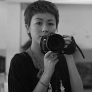 Leila Tong Instagram - 在表演行業裡，經常都要用不同的形象示人。今天長頭髮，明天短頭髮，後天又把頭髮駁長。
不同的形象和角色，也會給我的性格帶來影響。如果我在演一些爽朗的角色時，我那段時間也會變得爽朗。我試過在演一些憂愁的角色的時候，那段時間我也真的變得多愁善感。
其實演戲的時候，個人的情緒也會受到一定程度的衝擊，而且這個影響是不由自主的。
和自己相處這麼多年，一直都任由角色帶領，很少去觀察自己。現在做YouTube，大部份時間都在做自己，也開始認識「自己」的性格。可能因為做過太多不同角色，有時會感受到，一些好像不是自己的性格，就像是某一些角色殘留了在我體內。有些事好的，有些事壞的。我覺得這些都要好好處理，才能建立真正的「自己」。