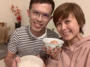 Leila Tong Instagram - 今晚突發開live，我哋會整90年代街頭小食😋，同埋決戰波子棋！😝一陣香港時間 5:00pm YT FB同步直播😜