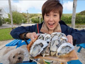 Leila Tong Instagram - 雖然已經過咗食生蠔嘅旺季（鬼叫之前係咁落雨），但係我捉住冬天嘅尾巴，帶埋藏獒去食生蠔🤪我呢啲一係唔出去，一出去就要玩盡啲！我嘅行程係行Farmers Market，食生蠔， Fish & chips途中仲去咗shopping ！買咗好多好多💩💩💩💩！真㗎 ！親手托上車㗎！唔信你睇吓條片！😆😆😆