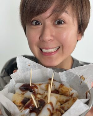 Leila Tong Instagram - 你哋估吓我係為咗食腸粉而整腸粉，定係為咗拍片而整腸粉，定係為咗引你哋食腸粉而拍自己整腸粉呢？哈哈哈……睇到呢度，你依家係咪滿腦子都係腸粉呢？記住留意我個Channel啦 l😂