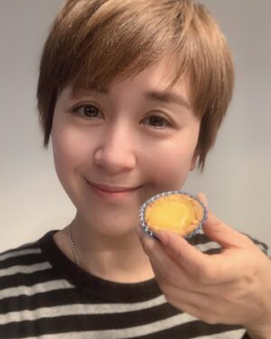 Leila Tong Instagram - 中秋冇整月餅，整咗蛋撻送俾朋友。整到最後剩返少少材料，就整咗個迷係蛋撻😝印象中酒樓嗰啲係細粒啲嘅！但好似都冇咁細。你哋有冇見過呀？

#一口蛋撻仔😋