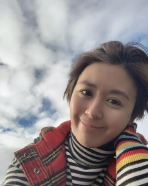 Leila Tong Instagram - 你容易有情緒嗎？會被它牽著走嗎？
我自己是很容易被牽着走的，可能因為從小演戲，經常要在不同的情緒遊走，亦習慣去對別人的情緒作出反應。
但在日常生活裏被情緒牽着走，一定會很辛苦。而處理的方法，我相信首先要認識情緒，不要逃避。當了解自己的情緒，才有可能控制它。
你們認為可以怎樣認識情緒？

明天繼續這個題目好嗎？❤️