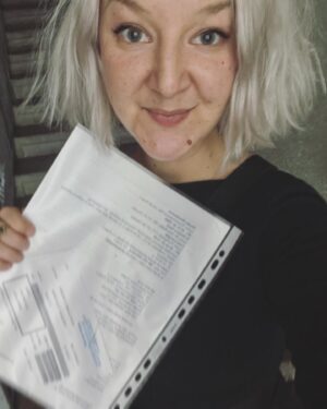 Léna Brauner Instagram - Mám narozeniny. 7.7. ! Miluju narozeniny, protože je to pro mě takový osobní silvestr. Znovu čistá stránka, nový období. Ono se to totiž zostřuje, když se ty narozeniny blíží. Tenhle rok pod nadvládou Tygra je teda tak brutální, že se mi to ani nechtělo filtrovat na socky. Ale když už mám ty narozeniny, tak vám kousek tý jízdy zasdílím. V dubnu jsem cítila, že jsem v jiném stavu. Pak přišla viróza a zařídila vše tak, jak to mělo být. Měla jsem vysoké horečky a tak se stalo, že jsem prodělala samovolný potrat. Na základě téhle události jsem si jela s mojí blízkou duší odpočinout do Cannes a do Barcelony, abych si hezky srovnala myšlenky a vrátila se sama k sobě. Pak k nám přišel kocour Emil. Nějakou dobu po návratu (na konci května) jsem ukončila vztah s Christopherem. Bylo to ukončení nádherného období, protože Chris je naprosto úžasný muž a měli jsme společný nádherný období našich životů. Když jsme se rozloučili, zavolal mi pán, který spravuje dům ve kterém mám ateliér a po šesti letech mého snažení byly mé prosby vyslyšeny a já v polovině června podepsala smlouvu k bytu, který je hned u mého ateliéru. V ten den co jsem podepisovala smlouvu od bytu mi volala moje sestra, že je máma v nemocnici a půjde brzy na operaci se srdcem, protože jde o život. Máma už je po operaci, všechno nádherně zvládla a už se jí vrací zpět její krásná energie. Také se stalo, že asi po osmi letech přijal pracovní pozici jako „moje pravá ruka“ můj nejlepší kamarád a důvěrník Pája. Těsně před začátkem prázdnin jsem na přání Jasmínky, (že chce chodit na větší školu, kde se bude víc učit) ukončila její výuku v jednotřídce, kam chodila od školky a v tuto chvíli, hledáme kam by mohla od září nastoupit. No, tak to tak nějak ve zkratce. Stalo se toho ještě víc a tohle je výcuc toho hlavního. V neposlední řadě se snažím v tomto roce dopsat knihu, zorganizovat křest mých dvou alb a udělat velkou výstavu- to dělám ve volných chvílích, když zrovna nemaluju nebo nevařím. Ráda bych řekla, že vše zmíněné o čem píšu má pozitivní dopad na můj život. Všechny tyto zkoušky přijímám vědomě a děkuji za to, že se mi dějí. Je to krásný život a já ho miluji. Mějte se rádi a buďte bdělí! Je mi 31! 🤍