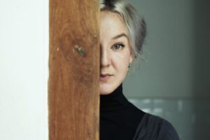 Léna Brauner Instagram - Tak jo. Taky dám povídání. Těžký 2021? Jo. Těžký 2022? Jo. Vztahy, vztahy, vztahy. Nemyslím si, že nastávající rok bude jednodušší a příjemnější než ten, který se chýlí ke konci. Ono je to totiž přesně takový, jaký to potřebujeme a ano- přesně takový jaký si to uděláme. Já byla zřejmě připravena na všechny zkoušky, které mi během roku přišly (a že jich nebylo málo) protože rok končí a já se cítím sice vyčerpaná, ale daleko silnější, vědomější a otevřená důvěře v prostor, který je projekcí moji vlastní reality. Víte, že se vždy raději rozepisuji s predikcemi až na čínský nový rok, ale při příležitosti změny kalendárního roku na tři dvojky mi to nedá a v úplném minimu jen takto: každému přinese rok přesně to na co je připraven. Důraz bude opět kladen na náš střed a budeme opět důkladně dotazováni prostorem, zda opravdu jdeme sami k sobě. Tento rok je ve znamení vztahů. Důkladně. Vlastní vztah k principu muže a k principu ženy. Nemusí se jednat o dva jedince, může se jednat i o váš osobní vztah k vaši ženské a mužské části osobnosti. Bude to jízda. Vzorce, které nás drží ve strachu ještě zesílí a bude čím dál těžší pro spoustu bytostí překročit vlastní stín/strach. Víte, řeknu vám z vlastní zkušenosti, jde to. Není to lehké, ale jaký by z toho byl pocit, kdyby to šlo lehce a snadno. Jsem svobodná bytost a uvědomuji si, jak je lehké tu svobodu odevzdat. Odevzdala bych ji strachem. To nechci. Proto jediný čas, který existuje je ten přítomný. Svoboda je to nejcennější co máme. Jsem. Vítám éru/věk/dobu Vodnáře, která se tento rok naplno rozjede. 

Přeji vám od srdce, vše co si přejete.

✨🪞🤍🪞✨

Foto: @lukasvrtilek