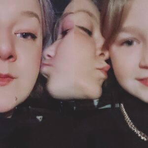 Léna Brauner Instagram - Jsme dvě a jsme rodina. 🤍 
Všechno má svůj čas a my dvě si umíme udělat krásný každý období. I ty těžký i ty lehký a dobrý je vědět, že jedna druhý kryjeme záda. Máme se, že se máme. Období dospívání dcer a synů otevírá bolestivý témata a je to každodenní škola o osobní důležitosti, hledání toho kým jsme/jsou, nebrání si věcí osobně a trénink nadhledu. Témata na školách mezi spolužáky a spolužačkami, bodyshaming, sexismus, rasismus, gender, identita, šikana, feminismus, autority. Témata nekonečných rozhovorů a hledání pravd a úhlů pohledů. Žádné téma není tabu a za zvědavost je odměnou dostatek informací a pokud jich není dostatek, tak názorná ukázka rešerše napříč internetem, který skýtá na jeden dotaz aspoň deset odpovědí, které si protiřečí. A pak zase povídání. Hluboká témata i ty lehká. Pláč i smích. 
Neulpívat a nechat je růst k jejich vlastnímu záměru. Děti máme jen půjčené a brzy vyrostou do jejich velikosti a pro nás je dárkem, že můžeme růst s nimi a pouze zdokonalit vlastní cestu duše jejich přítomností a učit se s nimi hlavně sami o sobě. Vidět se v situacích, které nám přinášejí a sledovat, jak se vlastně zachováme. Zachovat si sami sebe, aby se až jednoho dne odejdou z domu neztratila ta radost ze života, kterou s nimi pouze sdílíme. Je to krásný i v tom jak je to těžký a jak je to nepřenositelný. Všechny varianty jsou správně. Předpokládám že prostě jen děláme tak jak nejlépe v dané chvíli dovedeme. Přála bych každému páru aby mohl mít tu zkušenost, pokud po tom touží. Máma s tátou, máma s mámou, táta s tátou. A svobodný rodič je taky důležitá role.  Vydržet ve vztahu, kvůli dětem? Au. Chudáci děti i rodiče. Domnívám se, že šťastný rodič / šťastné dítě. (K rozvodům ráda gratuluji.)
 A taky bych přála každému, kdo dítě mít nechce, aby mu do toho nikdo nekecal. Je to facha a (ideálně) svobodné rozhodnutí. Pokud nemáte chuť mít děti, tak je nemějte. Já mám jednu krásnou dceru. Miluju jí a další potomek mě neláká. Držím palce všem zmíněným disciplínám a rolím. Držím palce všem dětem, aby se nenechaly zlomit a zvládly ten tlak, který sebou to dospívání nese. Chce to kuráž! Ono to dospěláctví taky není zadarmo a navíc to strašně rychle utíká.
