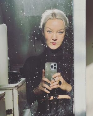 Léna Brauner Instagram - To je zkoušek furt, co? Ale, baví mě to.