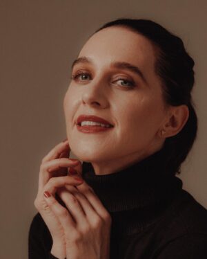 Lena Hall Instagram - What’s her story? Comment below! Photos by @murphymade @murphymadestudio hair and make up by @pott28 #lenahall #broadway #musicaltheatre #portraitphotography #glamour #audreyhepburn
